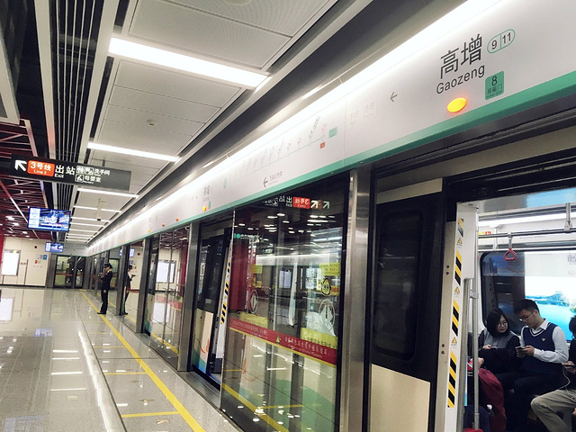 第一站就是花都广场假装我们来罗马假日花都广场给我们的第一印象是