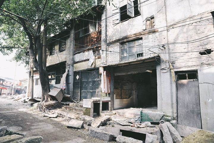 轻轨驶入了南岸区的第一站上新街站下浩老街就要到了在下浩老街走一走