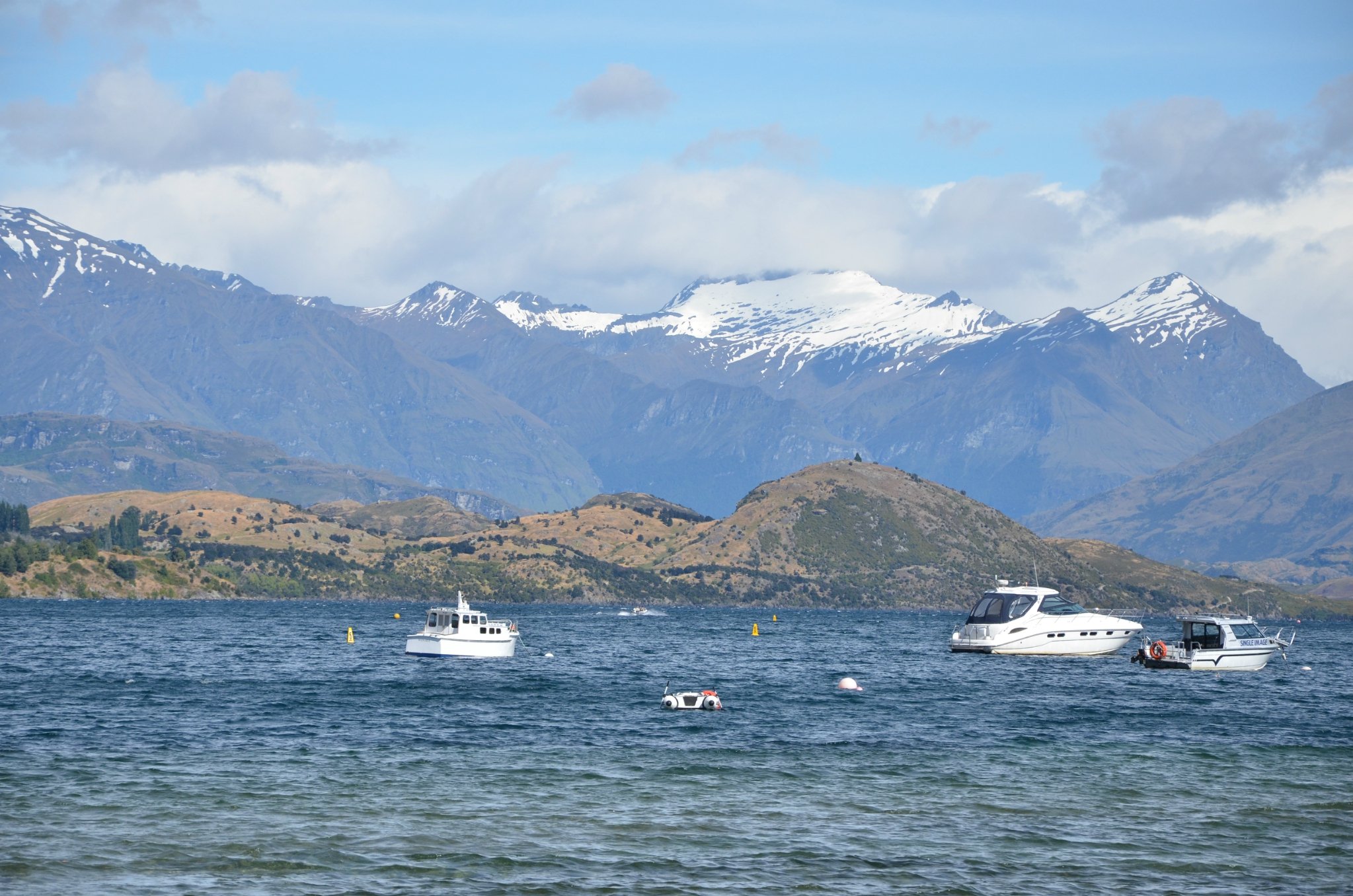 瓦纳卡湖是新西兰的第四大湖有着美丽的鹅卵石滩漫步在步行道中也是一