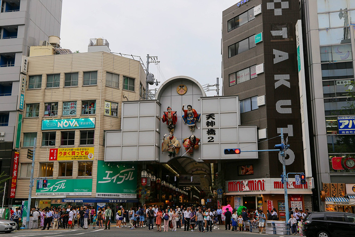 从江户时代就存在的天满桥是日本最长的封闭式
