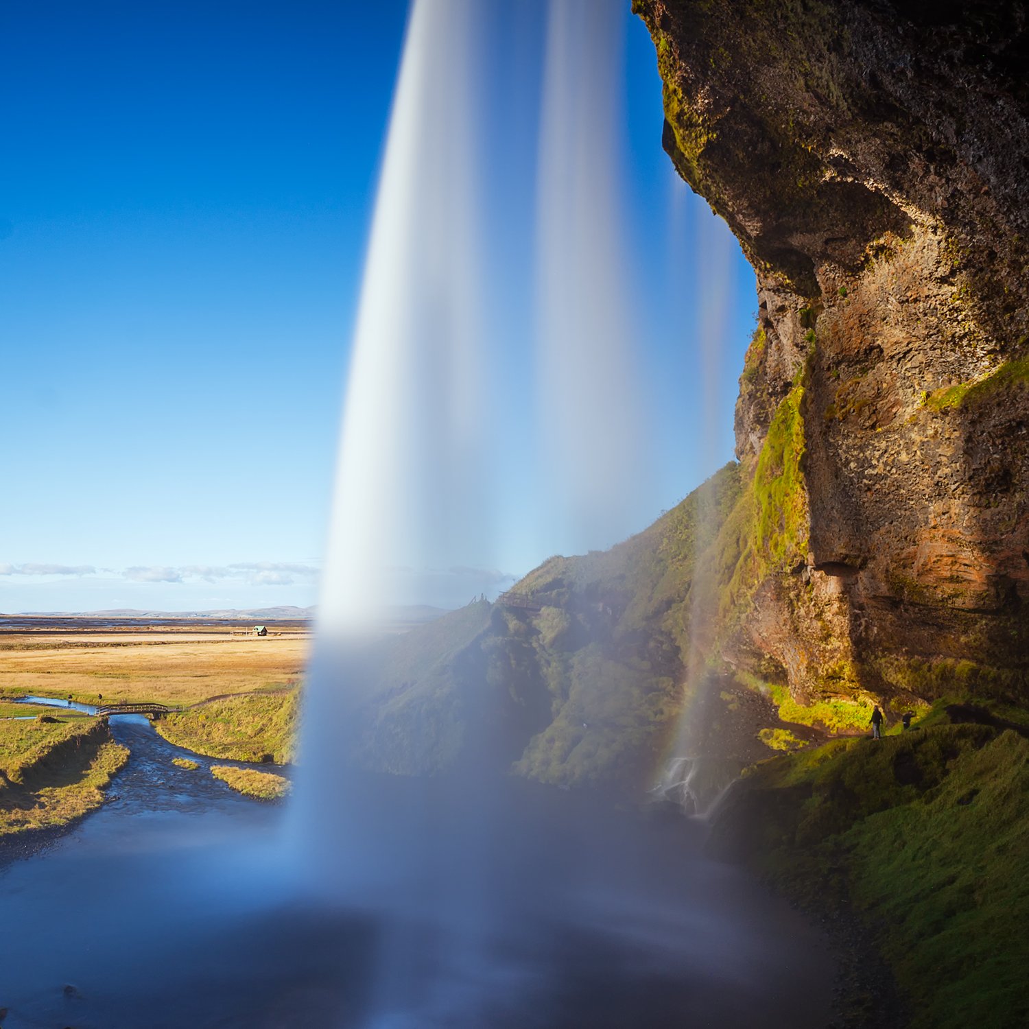 其实站在水帘洞中