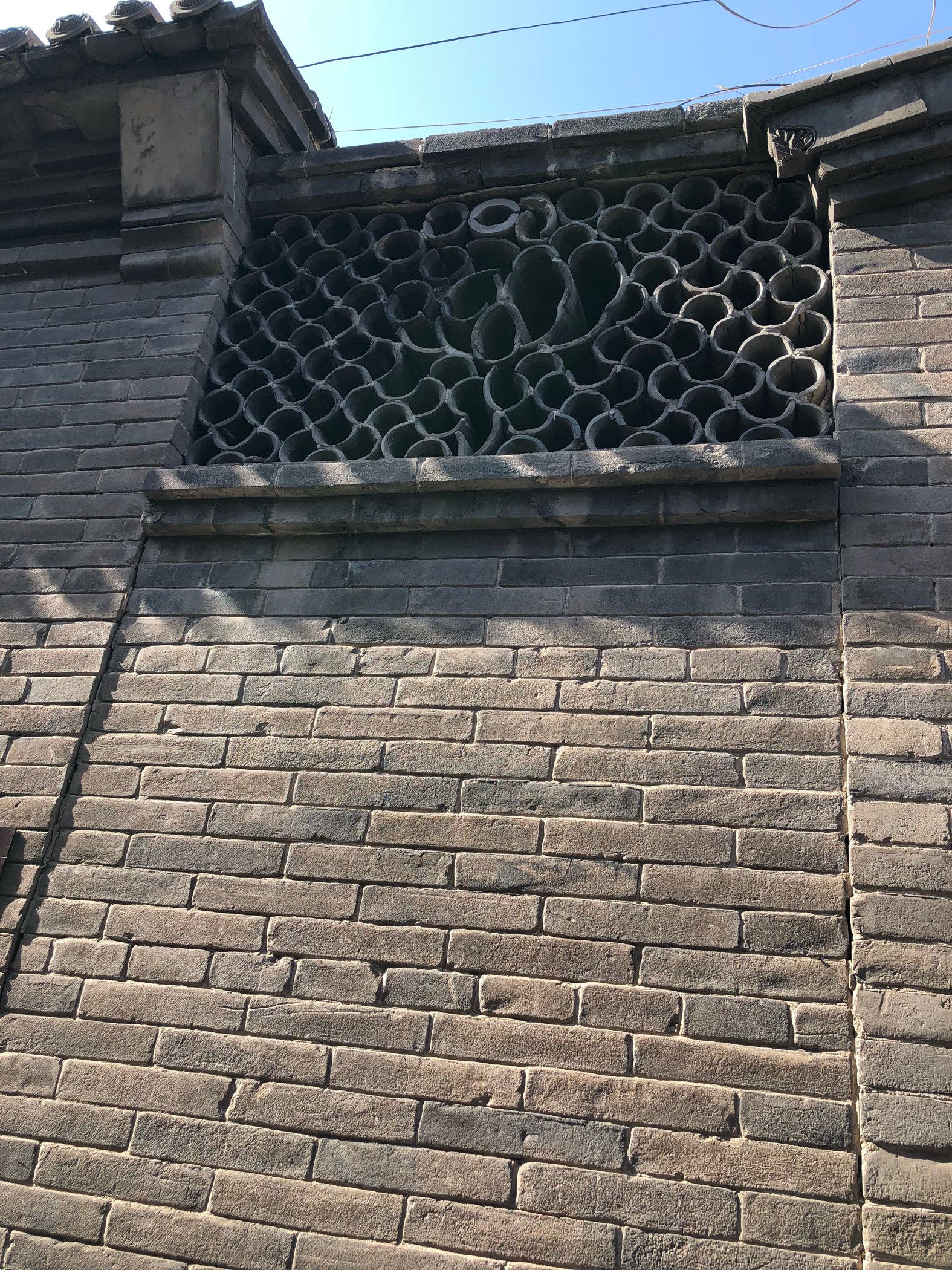 堡内富商巨贾,商号林立,遥想当初,寸土寸金,形成了当地特有的青砖灰瓦