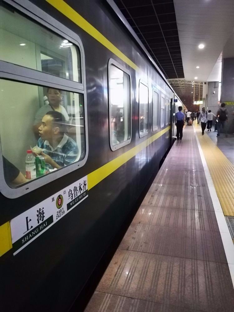 跟随李师傅"最美新疆九日游"启程了,上海站乘上z40直达列车,踏上了去