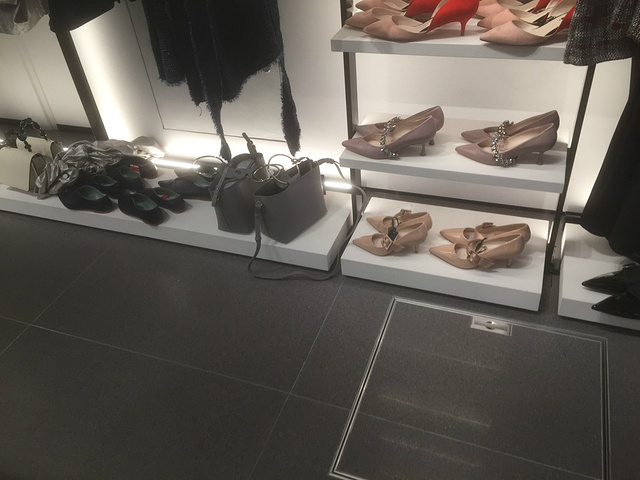 21看店里服饰一如既往地非常时尚 非常突破的一面 非常适宜的颜色搭配 来逛的女顾客也特别多 Zara 大阪心斎橋店 评论 去哪儿攻略