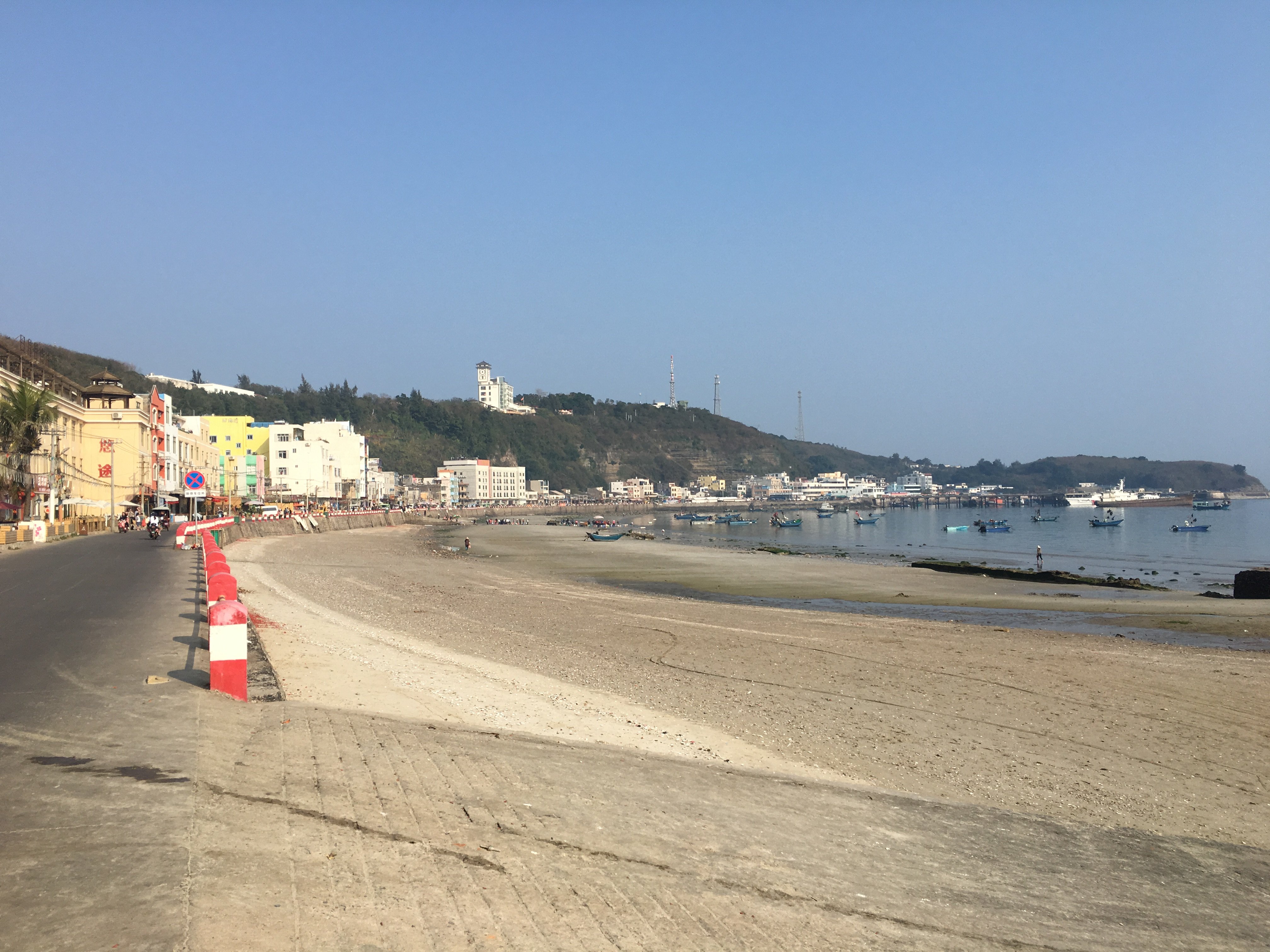 南湾潜水中心价目表.从西侧看整个南湾