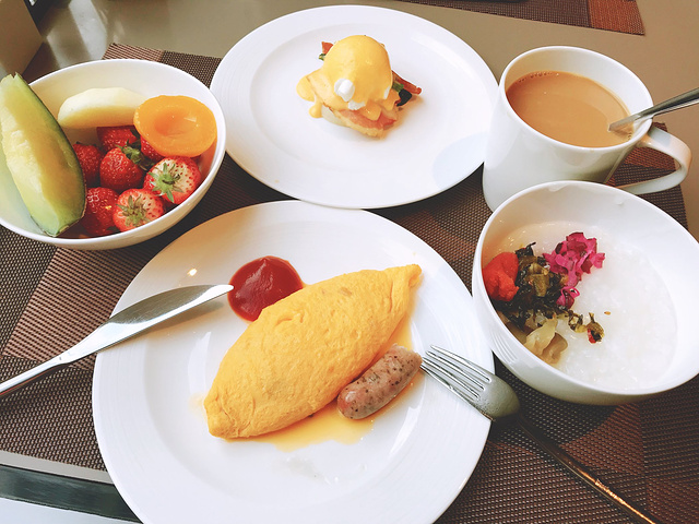 酒店的早餐超级赞有7元一个的草莓200多元一个的香瓜水果在日本极少很