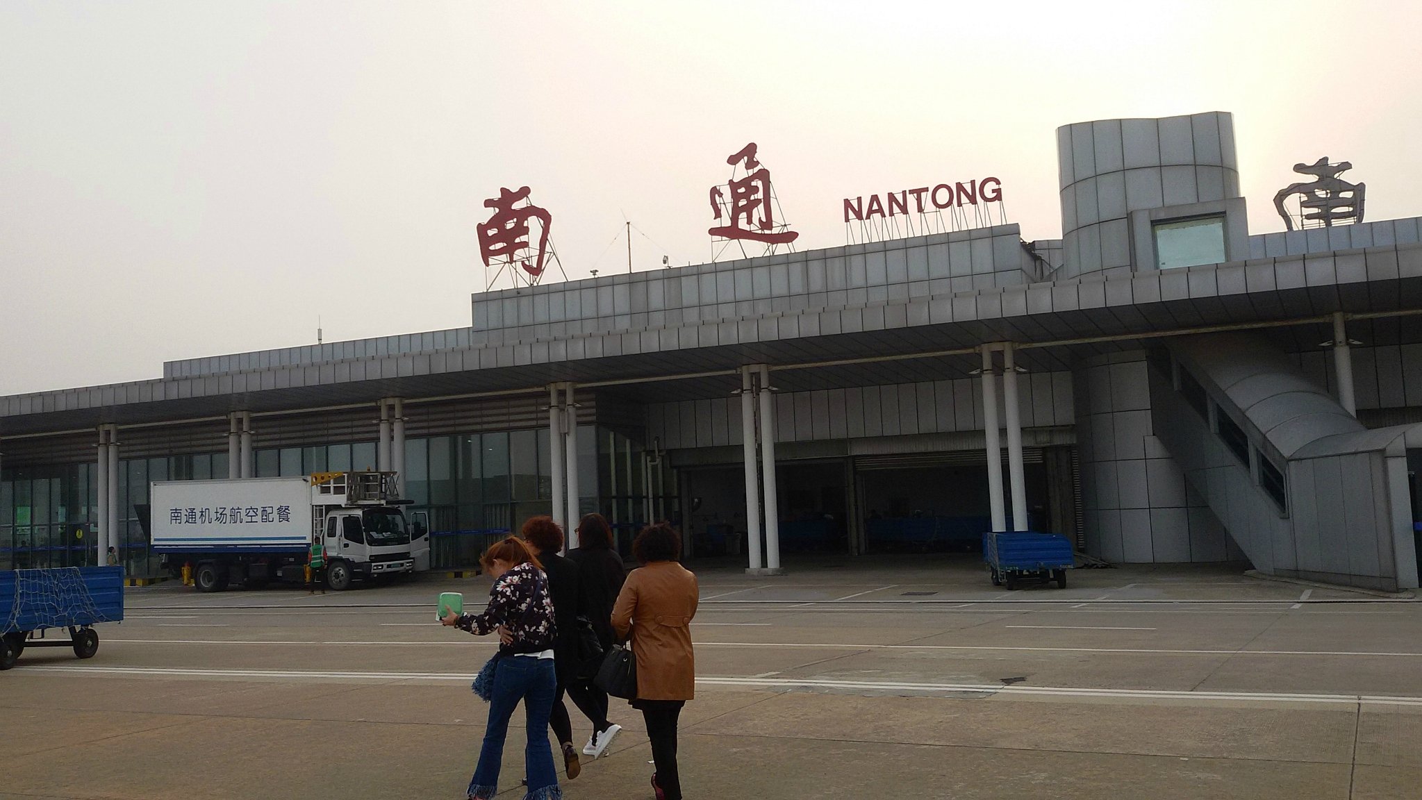 跟团走一般都会中转,我们中转了南通机场,航班延误了,发的盒饭还不错