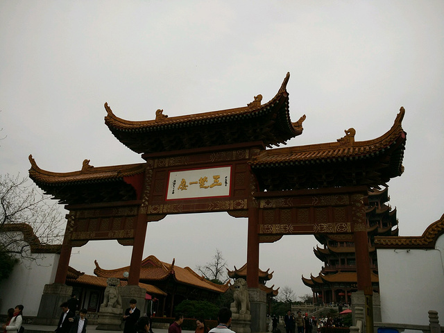 还到落梅轩在南大门方向看表演票要单买50张坐前两排还要最低消费10元