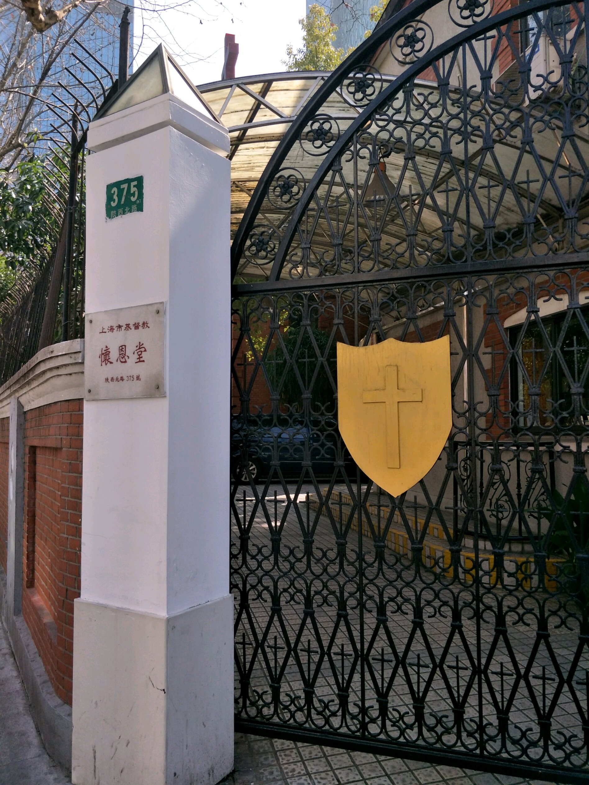 说到董家花园不得不提的就是它曾经的主人董浩云可以说这座董家花园