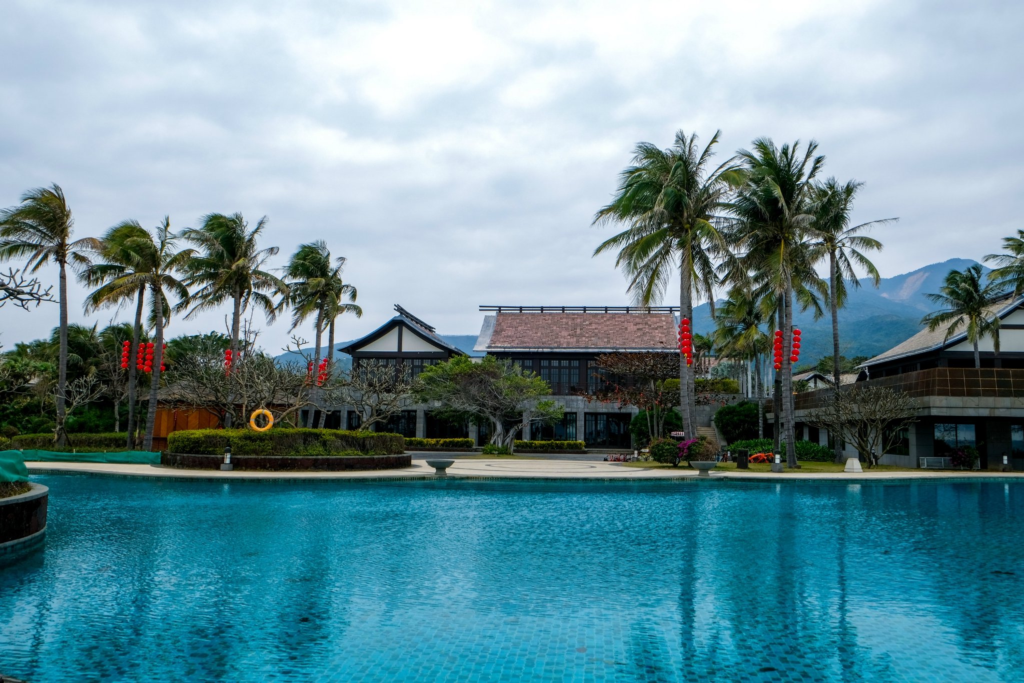 海南之旅东线环,风景如画香水湾,南湾猴岛游人涌,晚霞映红清水湾.