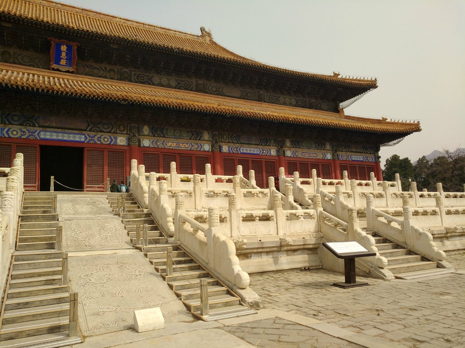 最高大的楠木是矗立在殿内的32根重檐金柱差不多1258米直径都在1米