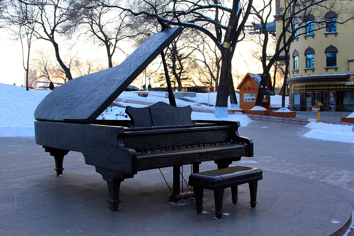 太阳岛免费区域雪地钢琴.太阳岛大门.太阳岛俄罗斯风情小镇.