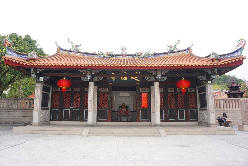 朝延福寺右边走就到了售票处,无人