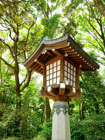 入口处有神社的标志性建筑——鸟居,熟知的日式牌楼.