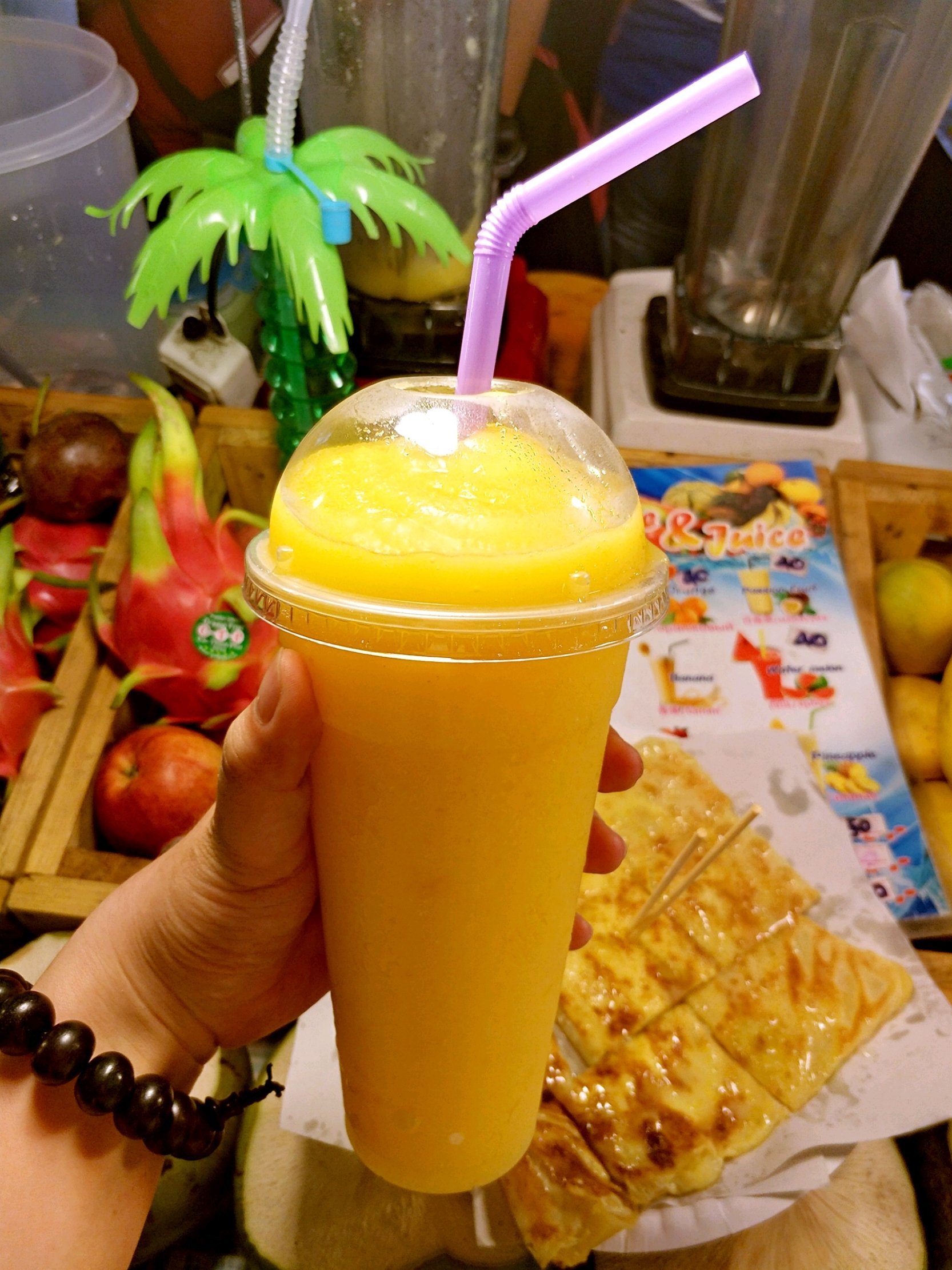 司机将我们送到芭东夜市,开始觅食啦~其实是面粉做的.芒果冰沙,一般般