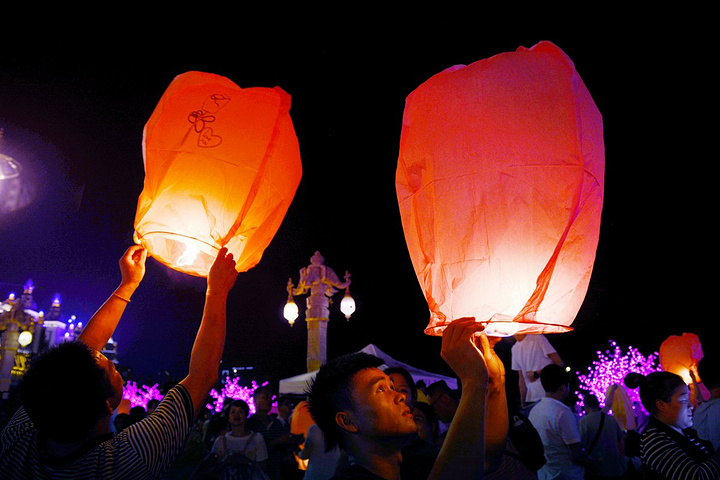 当无数盏孔明灯点亮同时缓缓升向在版纳告庄高空时它承载的是人们对