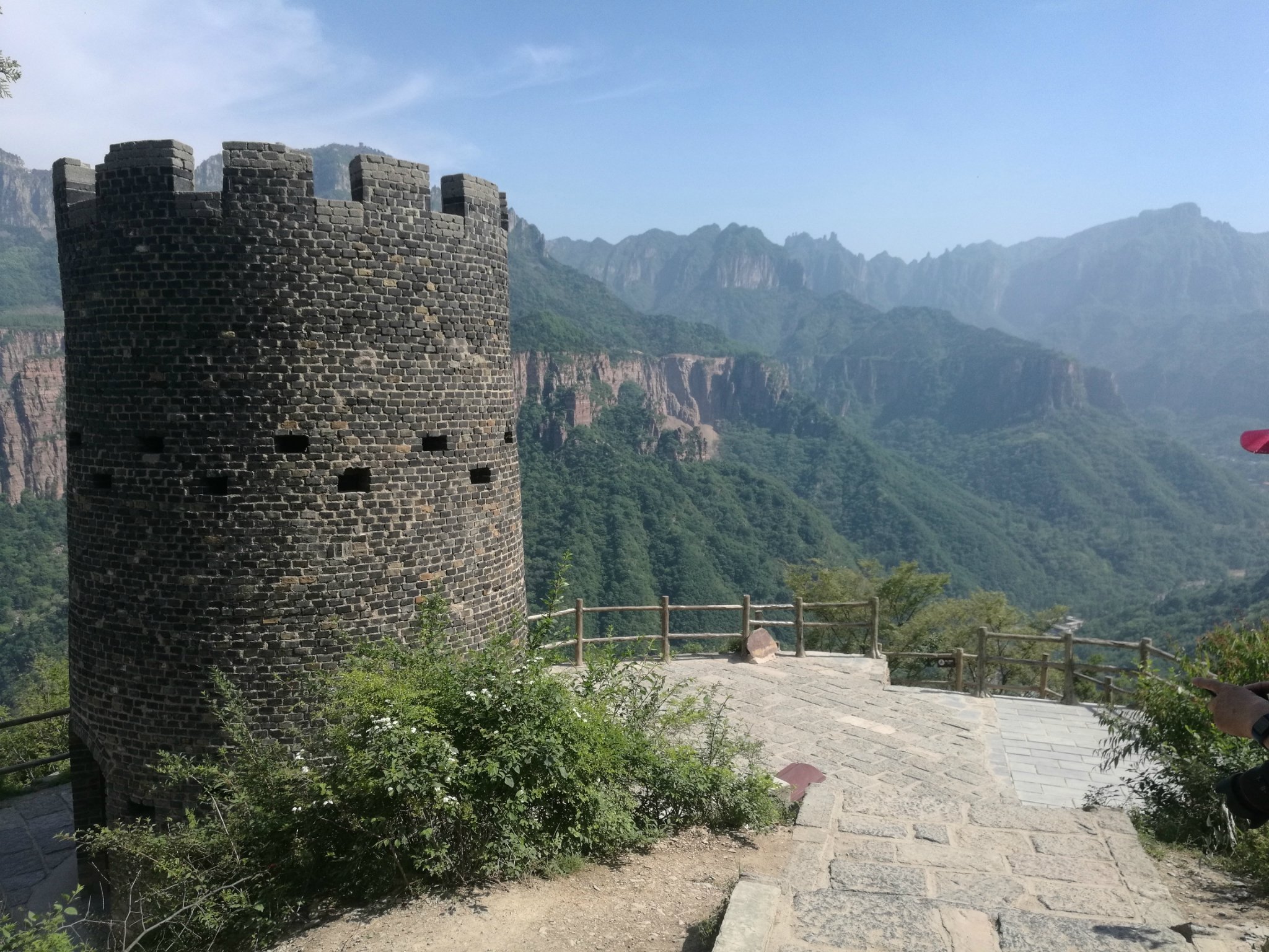 拍摄《举起手来》的炮楼这就是天梯,由于年久失修,已经不让继续下去