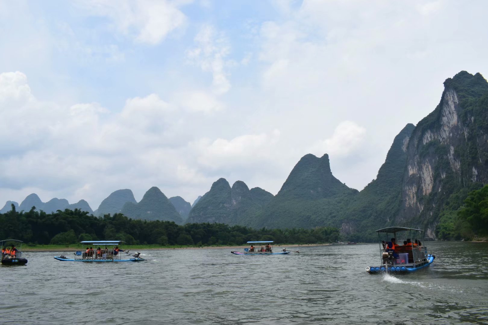 船在水中游,人在画中游