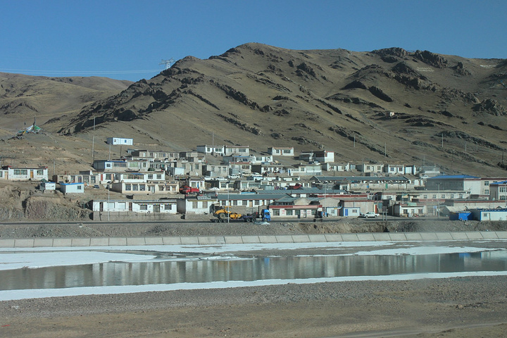 是万里长江上的第一个镇.隶属格尔木市,是唐古拉山乡驻地.