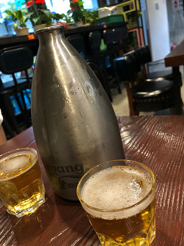 果喝成了扎啤,结果就喝多了……这边的扎啤都是黄河扎啤,一个像暖水壶