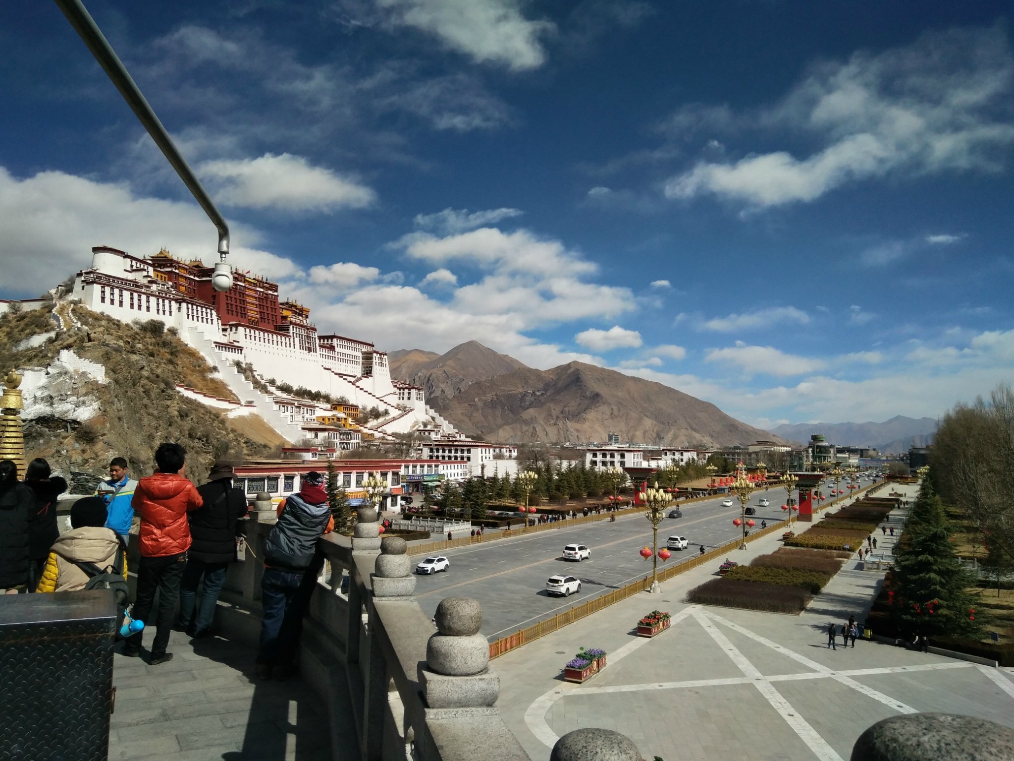 坐落于拉萨市中心是拉萨市的中心地标也是西藏的圣地淡季基本上直接可