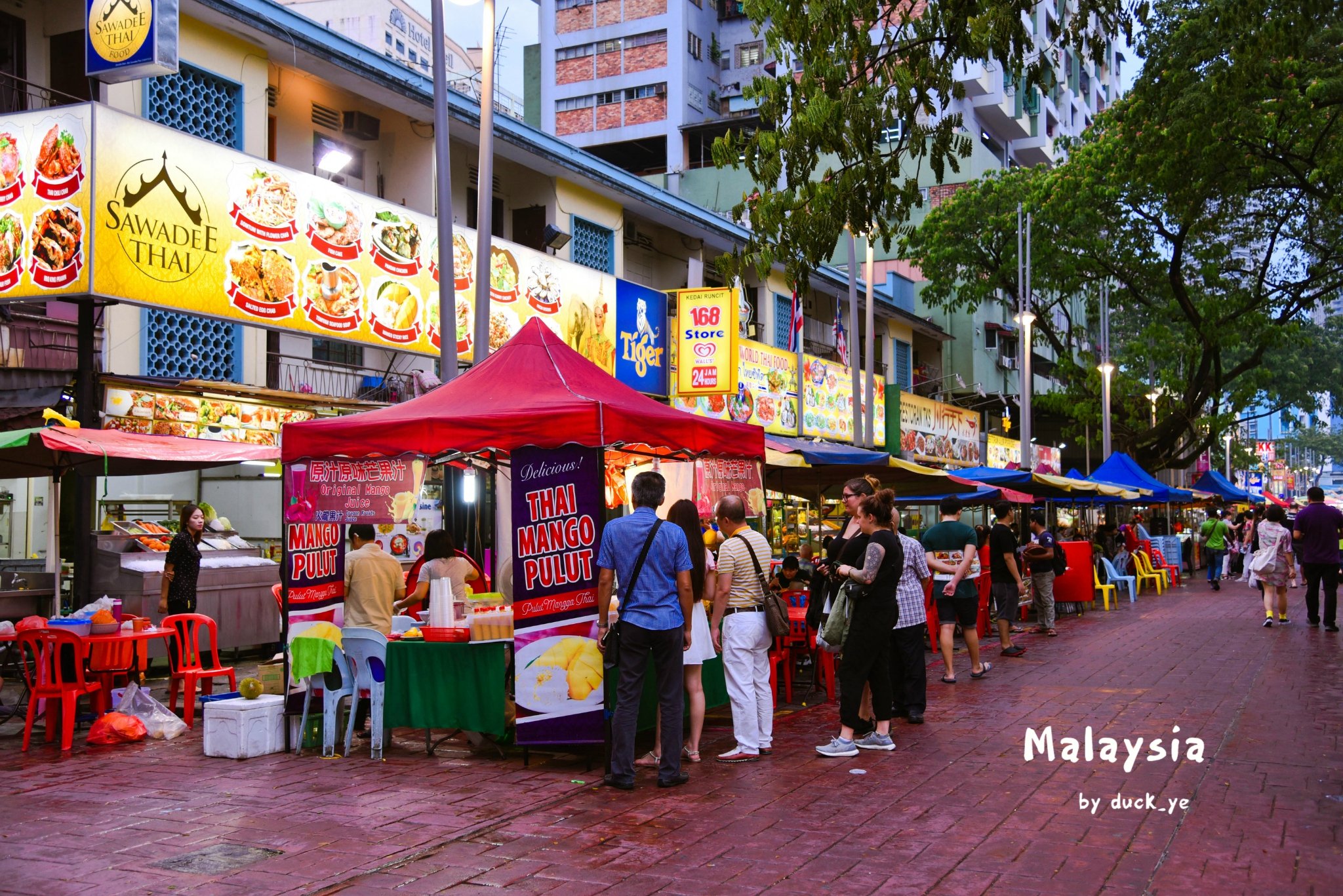 相见恨晚 阿罗街的美食遍地与人声鼎沸