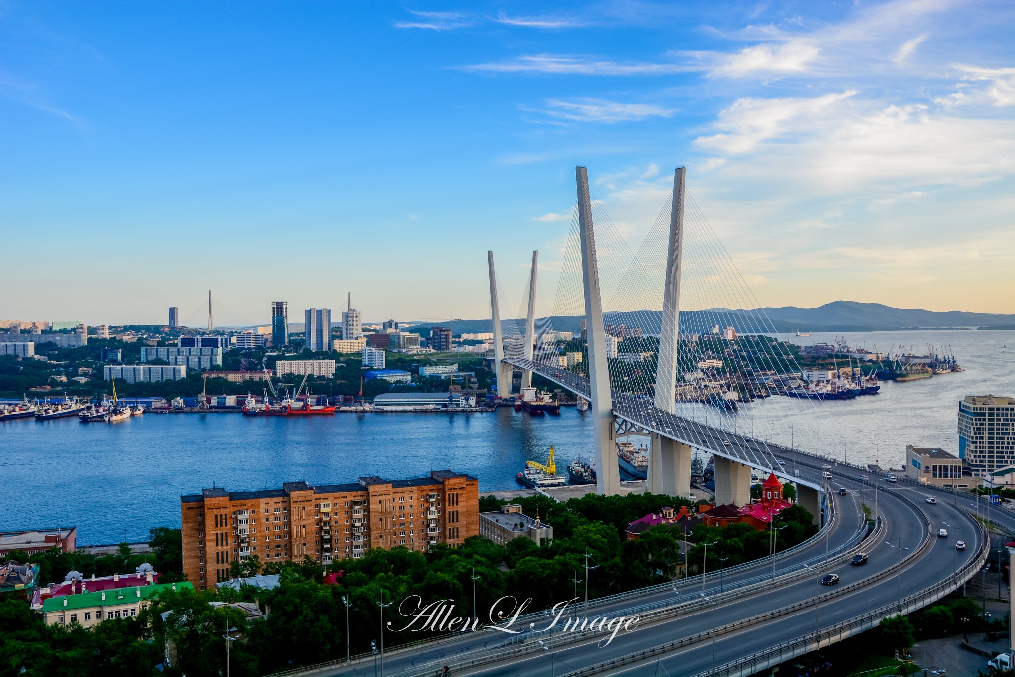 2023金角湾大桥游玩攻略,霓虹初上,大桥上过往的车灯.【去哪儿攻略】