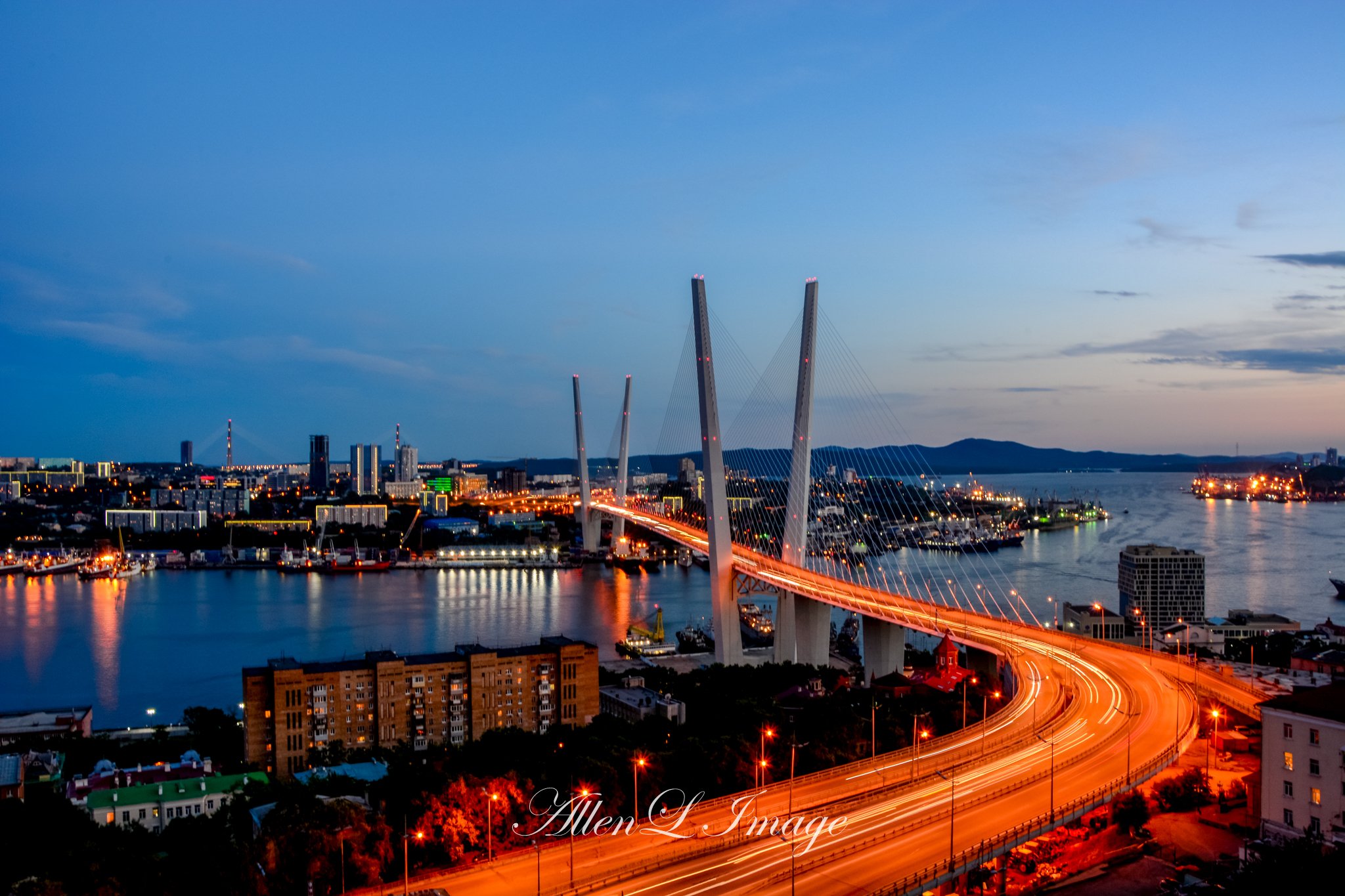 2023金角湾大桥游玩攻略,霓虹初上,大桥上过往的车灯.【去哪儿攻略】