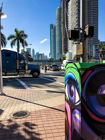 和海滩形成巨大反差的就是 迈阿密 的主城,离沙滩不到半小时的车程,一