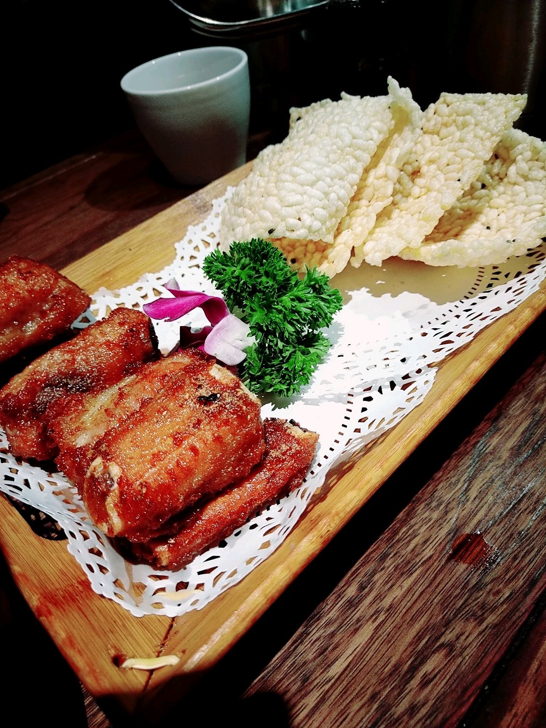 蒜蓉排骨锅巴拼盘 ,排骨外酥里嫩