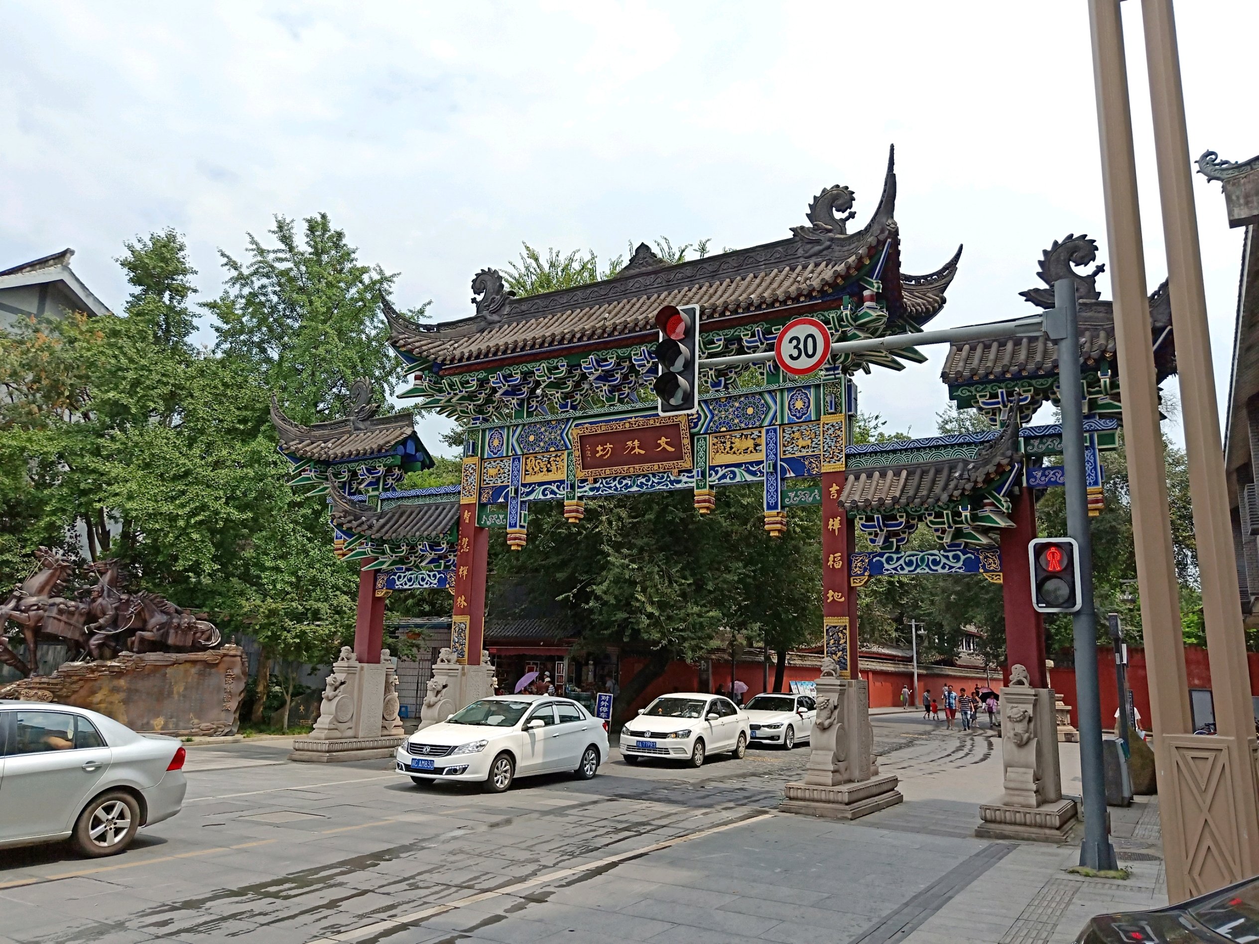 文殊坊是成都市区比较大的一个寺庙香火和禅事也比较多我们在攻略上看