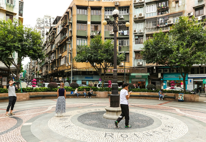 紧接着我们来到了另外一个 澳门 最市井的街市——三盏灯,又名嘉路米