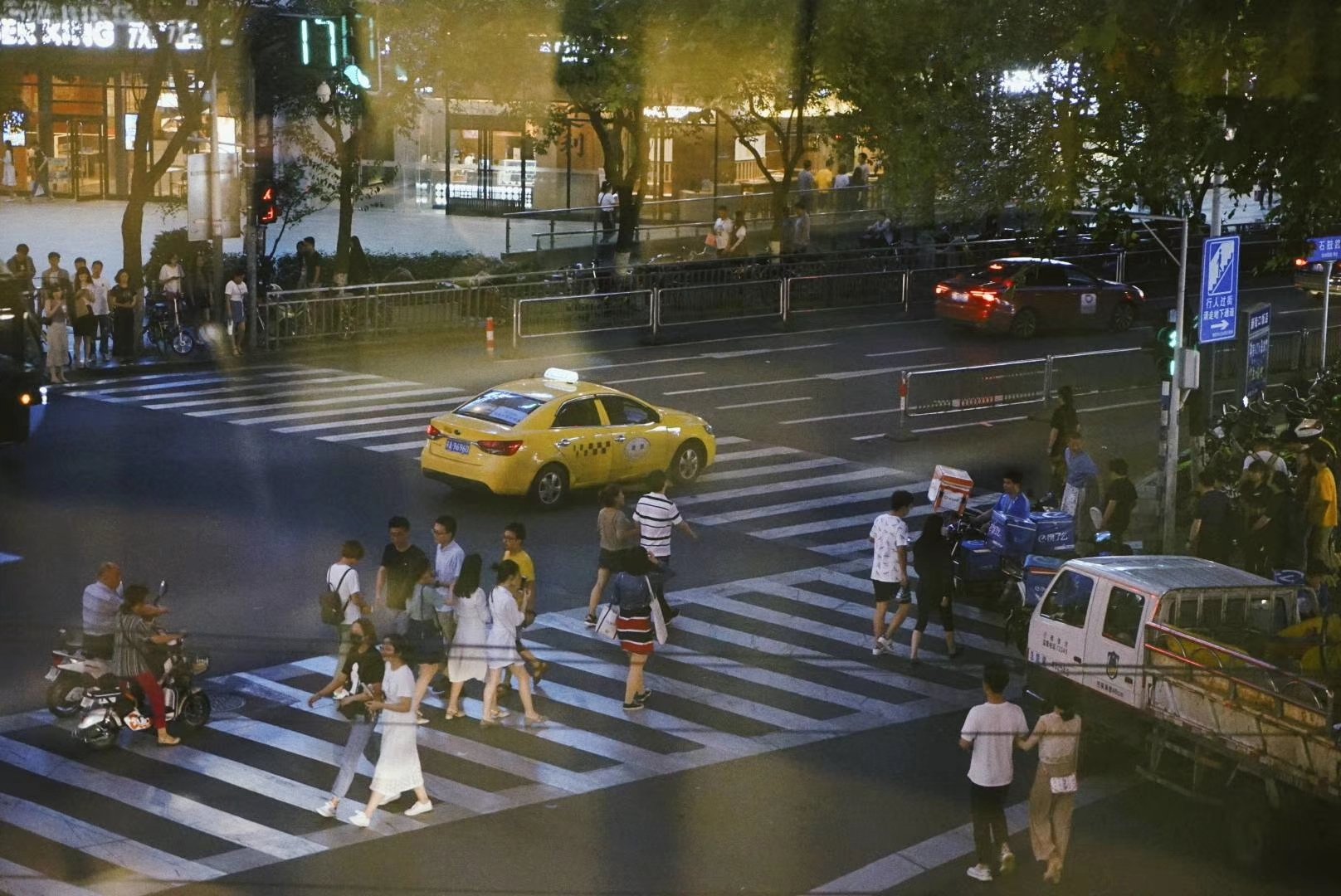 的石鼓路每天来自各地的人在这里交汇又从这24个出口分流到不同的地方