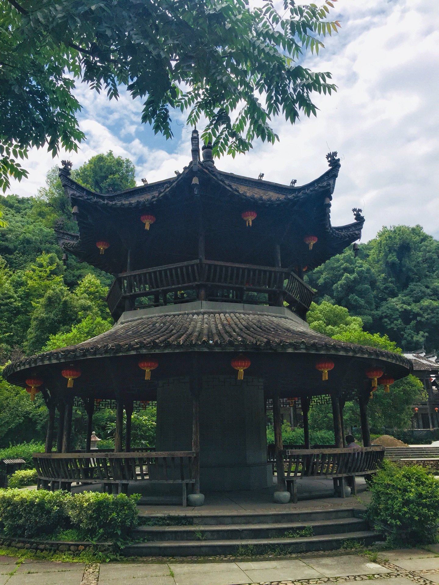 江湾镇江湾镇古亭白墙黛瓦掩映于青山.