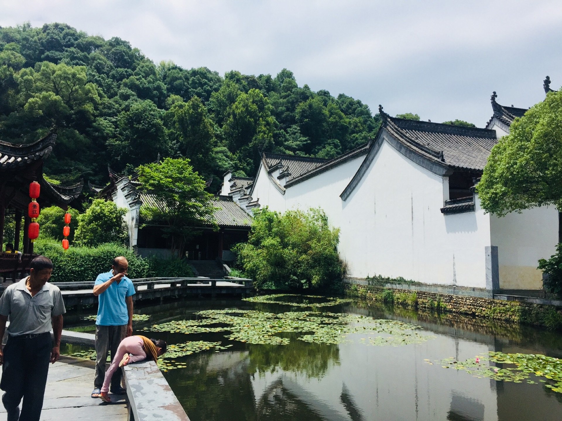 江湾镇江湾镇古亭白墙黛瓦掩映于青山.