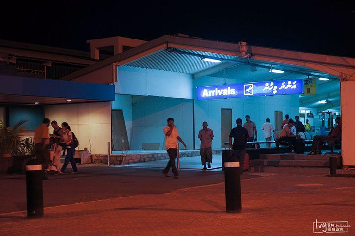 2017马尔代夫的机场也很小,落地以后步行出场