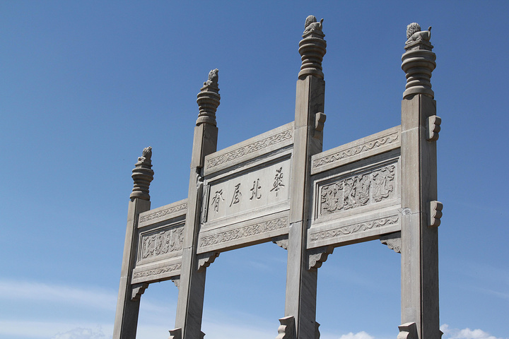 高的一峰,华北屋脊牌坊在此,上午10点左右到达的,遇到非常多的驴友