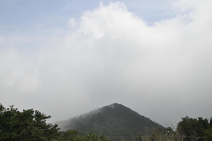 "含鄱口是庐山看日出的好地方，天气好的时候在含鄱口可以看到下面的鄱阳湖，右侧庐山的最高峰-汉阳峰..._含鄱口"的评论图片