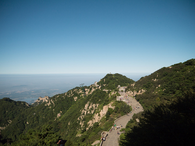 一早6点坐中巴上泰山半山腰,然后坐缆车上泰山