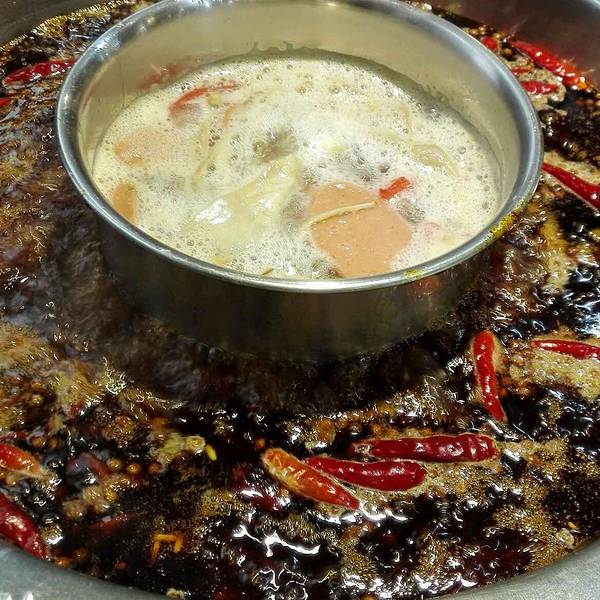 超辣的重庆火锅,吃出一身汗.重庆人的消遣主要是吃完火锅后去唱k.