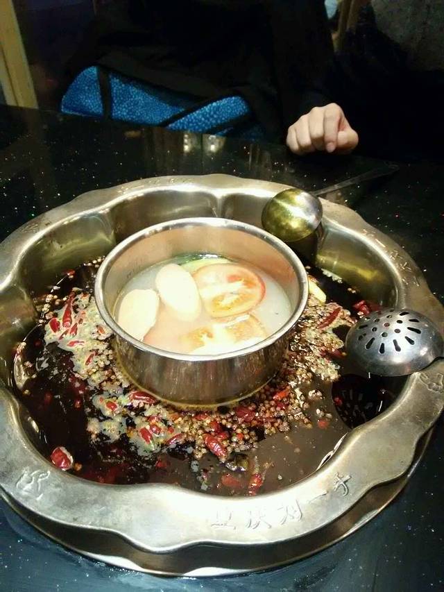 刘一手毛肚火锅城(解放碑店)