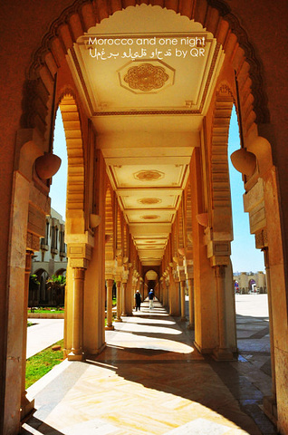 走到一个堤岸,这才看到清真寺的全貌,独立在大西洋的岸边