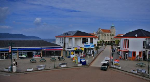 Momochi Seaside Park