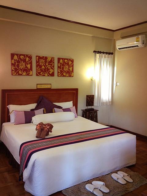 房间里面,客观来说,是比较陈旧了,但非常的干净