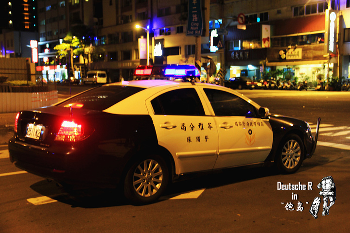 在回85大楼的路上,路边偶遇高雄警车.