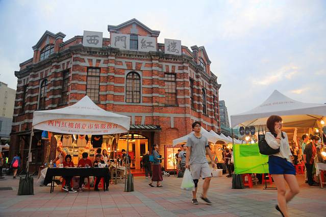 台北一日游之西门町,年轻人的天堂,标志为西门红楼,外面是创意集市,卖