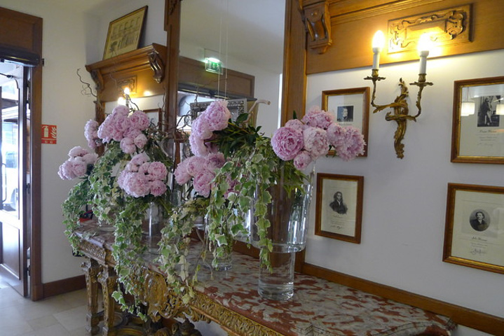 到了酒店check in,本来定了两间普通房,一间海景房的,居然海景房免费