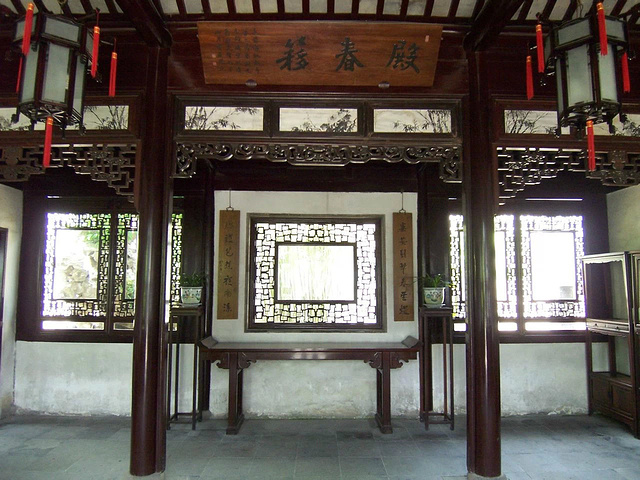 看松读画轩:轩前古柏苍松滴翠,一派森然之态,传为史正志手植,有近千年