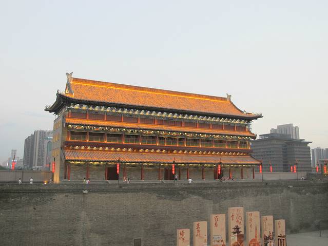 城墙上有很多这样的古代风格楼宇