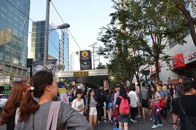 这是傍晚时分弘大地铁站,人真的很多吧!